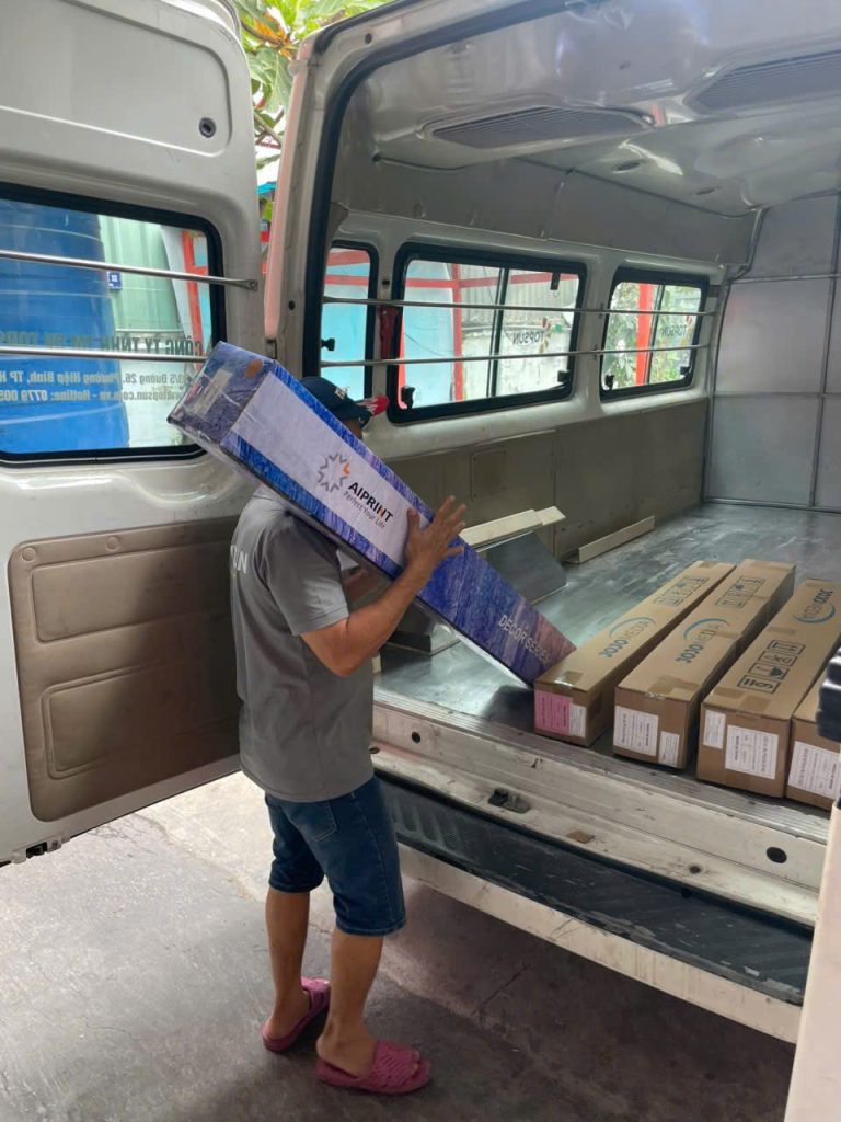 Vận chuyển phim dán nội thất cho khách hàng