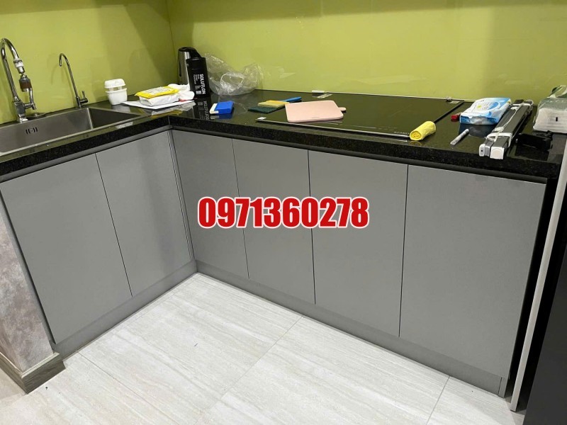 Tủ bếp trước khi dán phim nội thất
